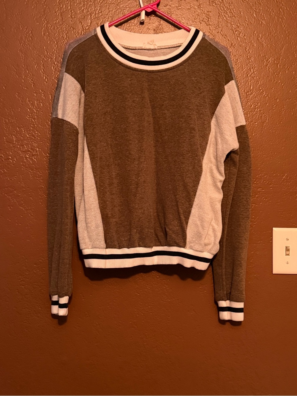 Casual Two-Tone Knit Sweatshirt in Olive and Light Gray